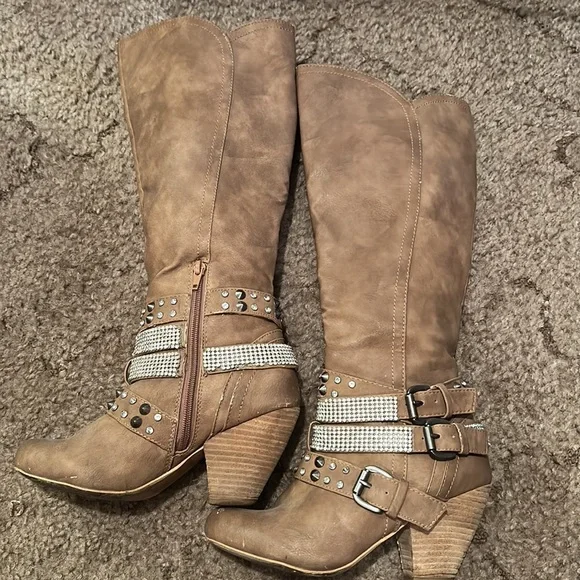 Boots - Picture 2 of 7